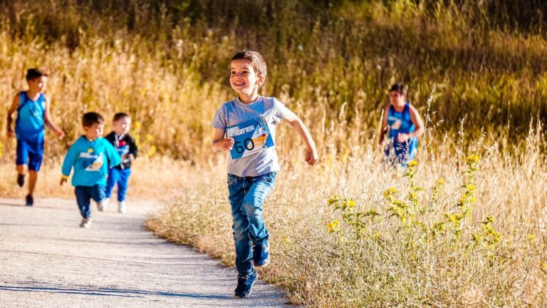 Cómo Fomentar la Felicidad Auténtica en Nuestros Hijos